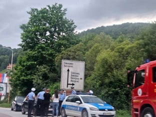Драма код Пала траје од јуче: Мушкарац се попео на дрво и одбија да сиђе