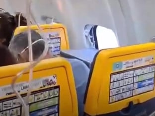 Stravično: Snimak iz aviona kom je otpao prozor, Srbinu glava visila kroz rupu