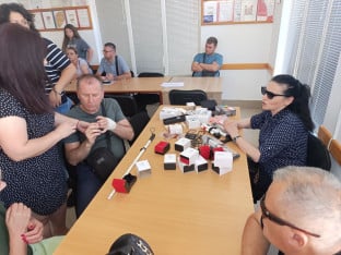 Слијепа и слабовида лица добила помагала