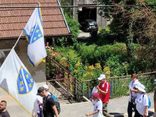 Ratna zastava BiH na maršu kroz Srebrenicu