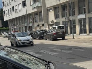 Kabl pao preko kolovoza, ometa saobraćaj