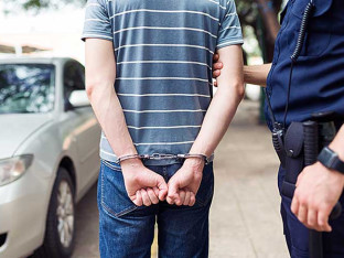 Užas na Kosmetu: Maloljetnik nožem napao prolaznike, pa izbo policajce i polio se benzinom