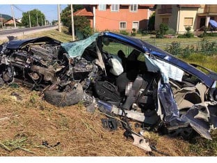 Užas u Ribniku: Prešao u suprotnu traku i usmrtio ženu, kćerka i sin završili u bolnici