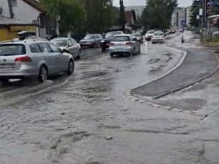 Ulica u banjalučkom naselju pod vodom nakon kratkotrajnog pljuska (FOTO, VIDEO)