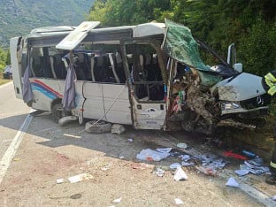 Užas na putu Kotor-Nikšić: Prevrnuo se kombi pun putnika, dvoje nastradalo i 17 povrijeđeno!