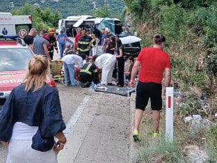 U nesreći kod Kotora jedna osoba nastradala, 14 u bolnici, sumnja se na premor vozača