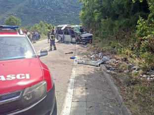 Detalji stravične nesreće kod Kotora: U smrskanom kombiju bili Srbi koji su se vraćali sa Ostroga