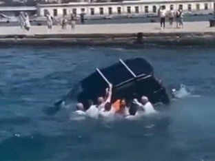 Dramatično na Jadranu, automobil izučen iz mora (VIDEO)