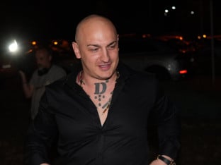 Drama na bini: Desingerica pao tokom nastupa