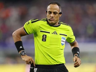 Američki arbitar Ismail Elfat sudi duel Engleske i Argentine