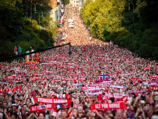 Norveška slavi svoje heroje: Više od 100.000 navijača i kralj Harald dočekali fudbalere uz "vikinški" pozdrav