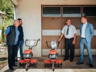 Stanivuković poklonio poljoprivrednu mehanizaciju porodicama u Nevesinju