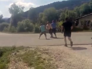 Napadnuti srpski povratnici kod Sanskog Mosta (VIDEO)