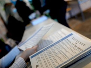 Za glasanje putem pošte stiglo oko 60.000 prijava