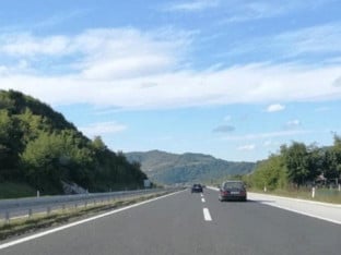 Саобраћај на већини путева без застоја, гужва на овом граничном прелазу