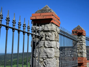 Ера масивних ограда је завршена: Стари тренд поново осваја дворишта