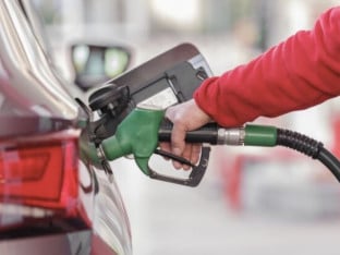 Gužve i nestašica na pojedinim benzinskim pumpama u Hrvatskoj