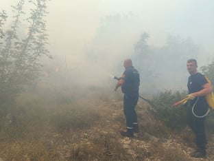 Алармантно код Требиња: Ватрогасци бране куће са свих страна