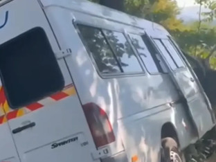 Несрећа фудбалера Динама: Комби уништен, непомично тијело на трави