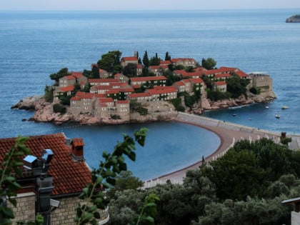 Drama na Svetom Stefanu: Mještani probili kapiju kompleksa i ušli na plaže