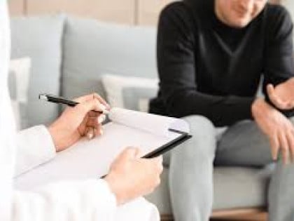 Pao kroz prozor tokom terapije psihodeličnim pečurkama, sada tuži terapeutkinju