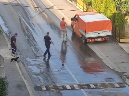 Pukla vodovodna cijev u Ulici braće Jugovića