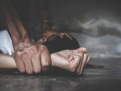 JEZIVO: Vezao ženu pa je bacio sa trećeg sprata