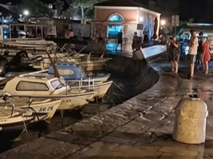 Метеоцунами на Хвару: Туристи бјежали, бродови остали насукани (ВИДЕО)