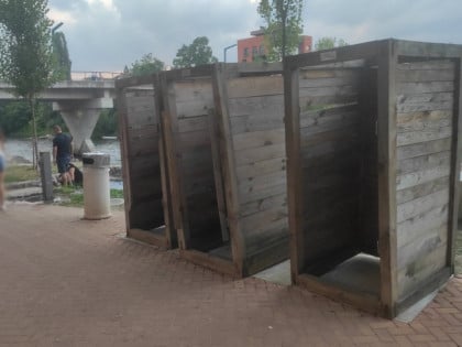 Кабине на градској плажи девастиране, обећана реконструкција се није десила
