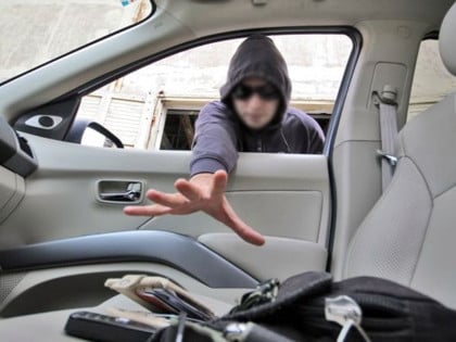 Црногорцу предложен притвор: Провалио у ауто и украо торбицу с новцем