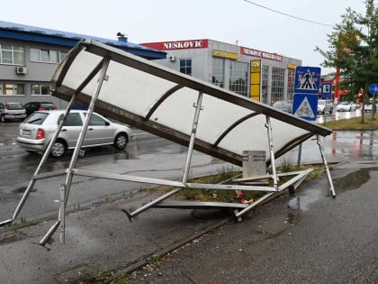 Oborena autobuska stanica u banjalučkom naselju Lazarevo