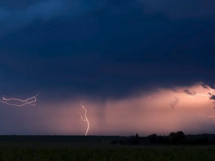 Drama na hrvatskom ljetovalištu: Ženu udario grom dok je nosila suncobran
