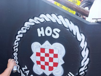 Novi skandal u Hrvatskoj: Obnovljen mural sa ustaškim simbolima