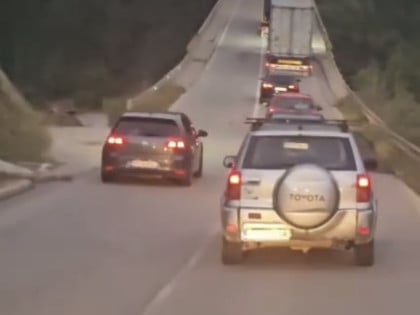 Bahati vozač preticao preko pune linije na mostu (VIDEO)