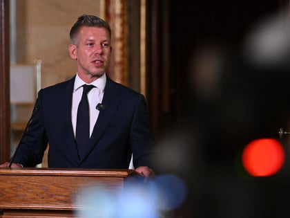 Muškarac pljunuo Mađara (VIDEO)