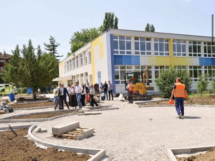 Реконструкција дворишта ОШ "Змај Јова Јовановић"