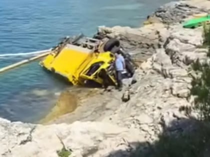 Haos u Puli: Kamionom sletio u more (VIDEO)