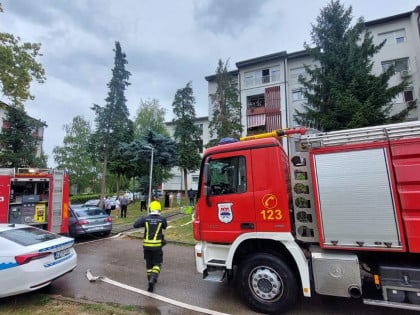 Горјели стан и аутомобил у Бањалуци (ФОТО)