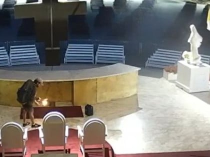 Kamera snimila muškarca kako benzinom pali oltar crkve Svetog Jakova u Međugorju (VIDEO)