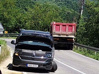 Једно лице повријеђено у судару аутомобила и камиона у кањону Врбаса