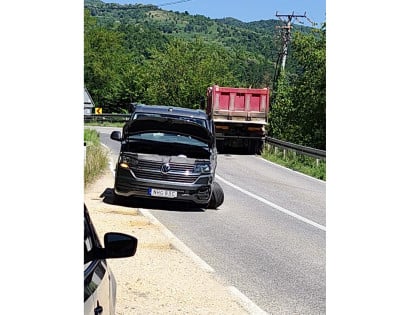 Судар камиона и аута у кањону, једна особа повријеђена