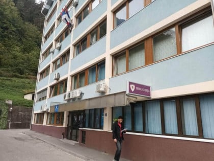 Kod Zvorničana pronađeni puška, šljem, mačete, pištolj...