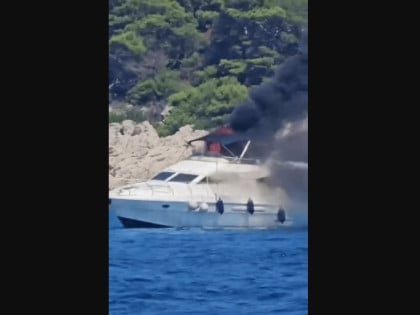 Пожар на луксузној јахти, путници скакали у море (ВИДЕО)
