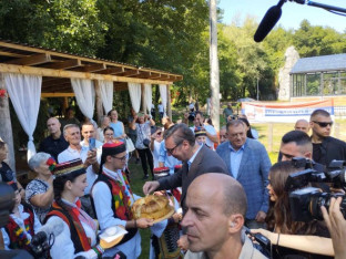 Vučić i Dodik u Šipovu: Srpska uz Srbiju bila na svakom mjestu u svijetu (FOTO)