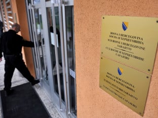 Penzioneri u foteljama, radnici po sudovima