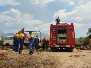 Trebinje: Požar stigao do asfaltne baze, čeka se helikopter