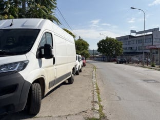 U Pilanskoj ulici trotoar zarobili automobili