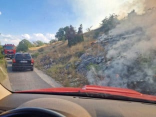 Stanje kod Gacka stabilno, ali vatra i dalje prijeti: Vatrogasci cijele noći na terenu