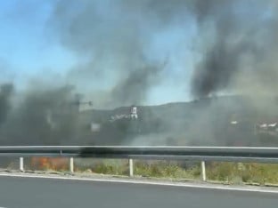 Požar kod prijedorske petlje, stigli vatrogasci (VIDEO)