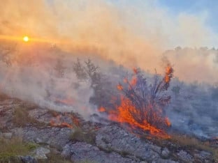 Požar kod Gacka ne jenjava: Vatrena linija duga do osam kilometara